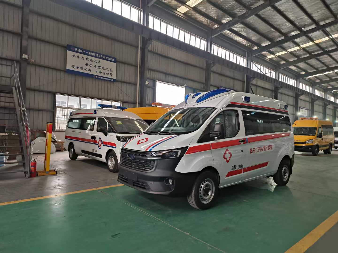 福特全順汽油轉運型救護車